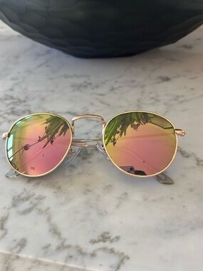 Round Mirrored Sunglasses in Pink-Gold